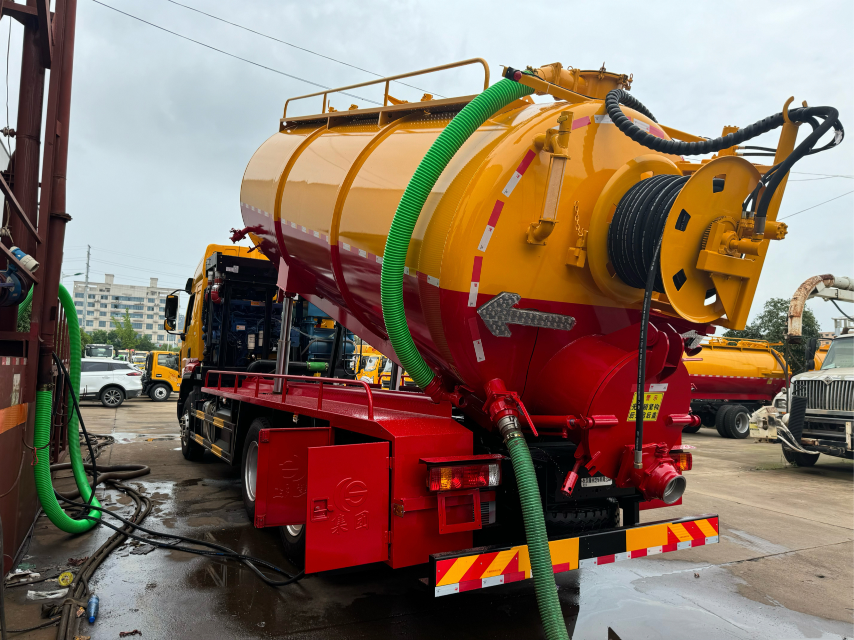 柳汽乘龙后八轮22方清洗吸污车(带副发动机) 其中清水5方,污水17方