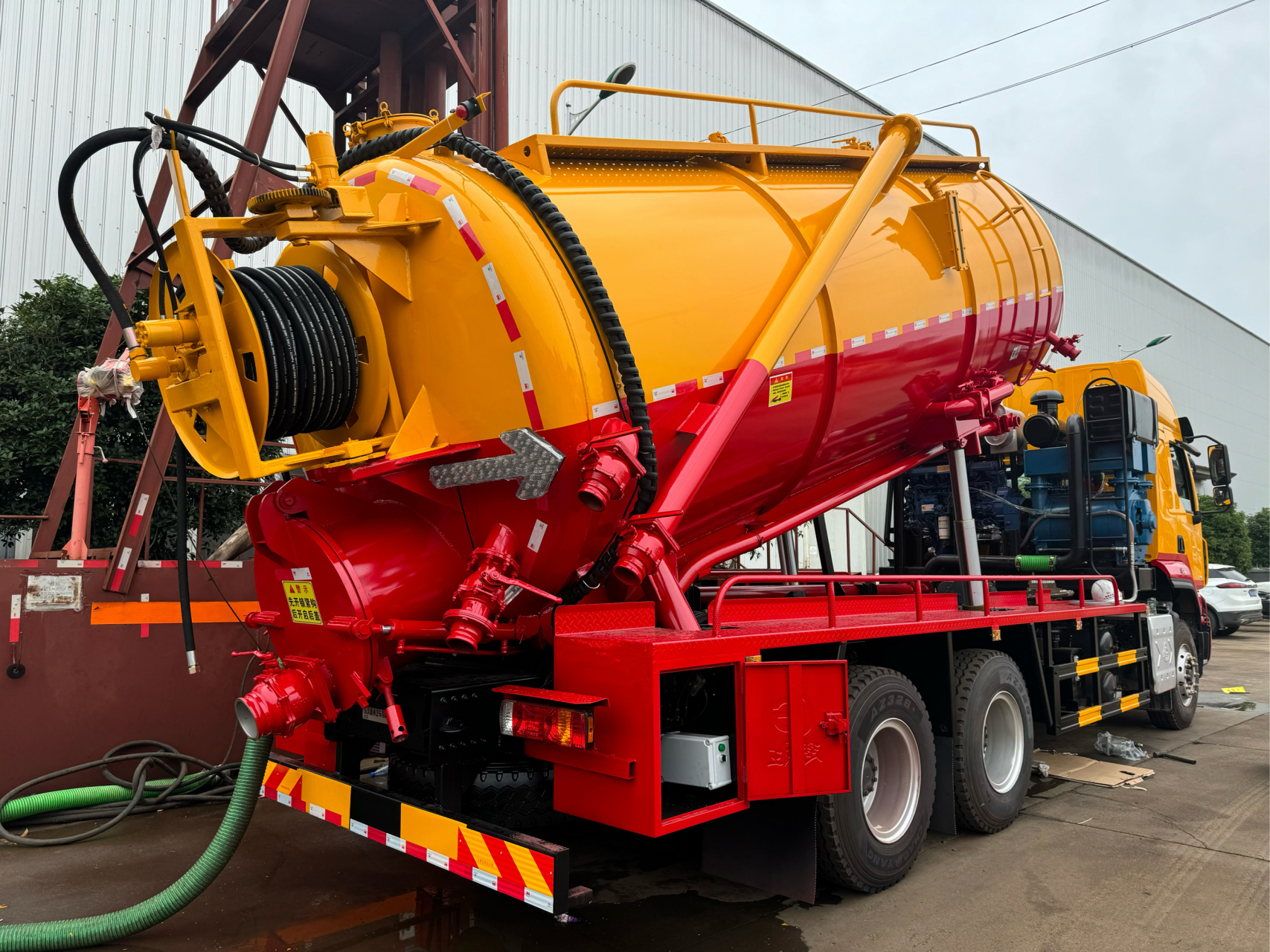 柳汽乘龙后八轮22方清洗吸污车(带副发动机) 其中清水5方,污水17方