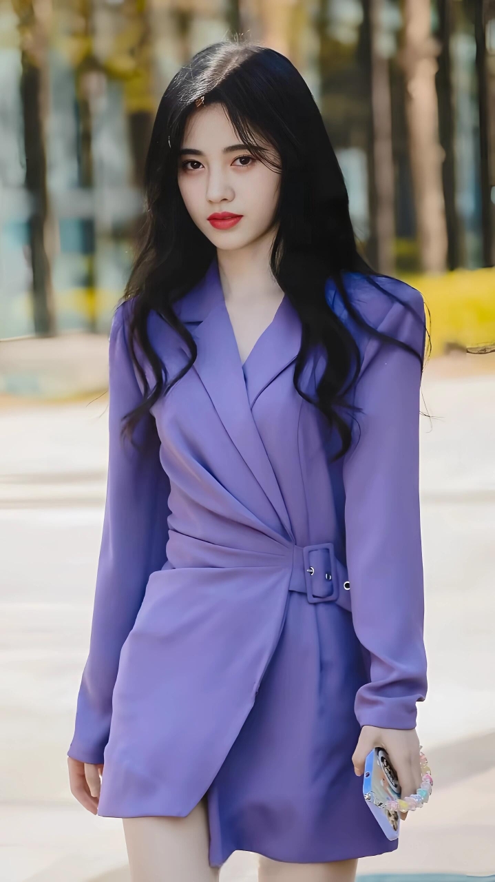 一袭紫色连衣裙优雅又温柔,长发披肩尽显女神气质