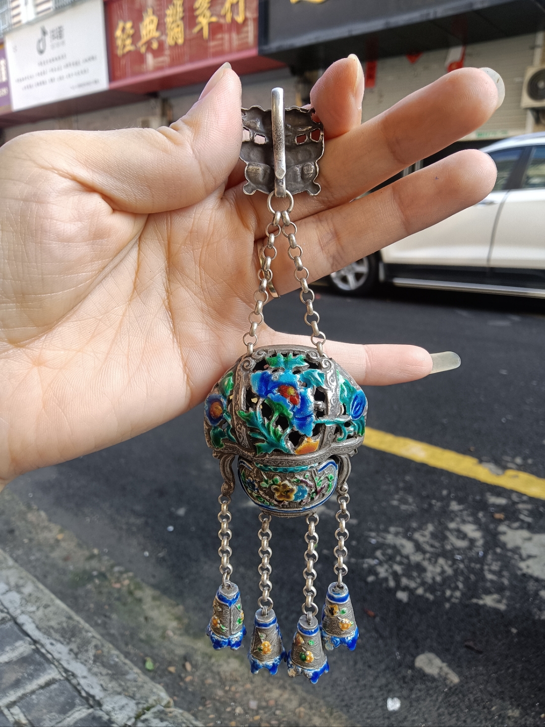 晚清银子烤蓝香囊,挂件上的图案栩栩如生,仿佛能感受到它的历史韵味