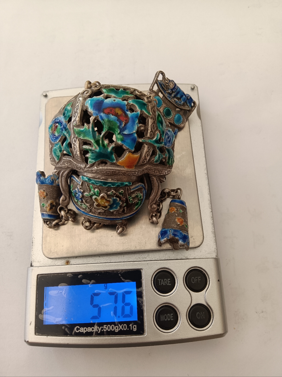 晚清银子烤蓝香囊,挂件上的图案栩栩如生,仿佛能感受到它的历史韵味