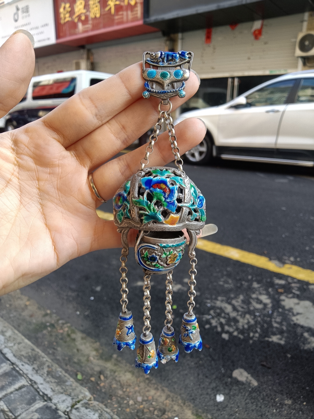 晚清银子烤蓝香囊,挂件上的图案栩栩如生,仿佛能感受到它的历史韵味