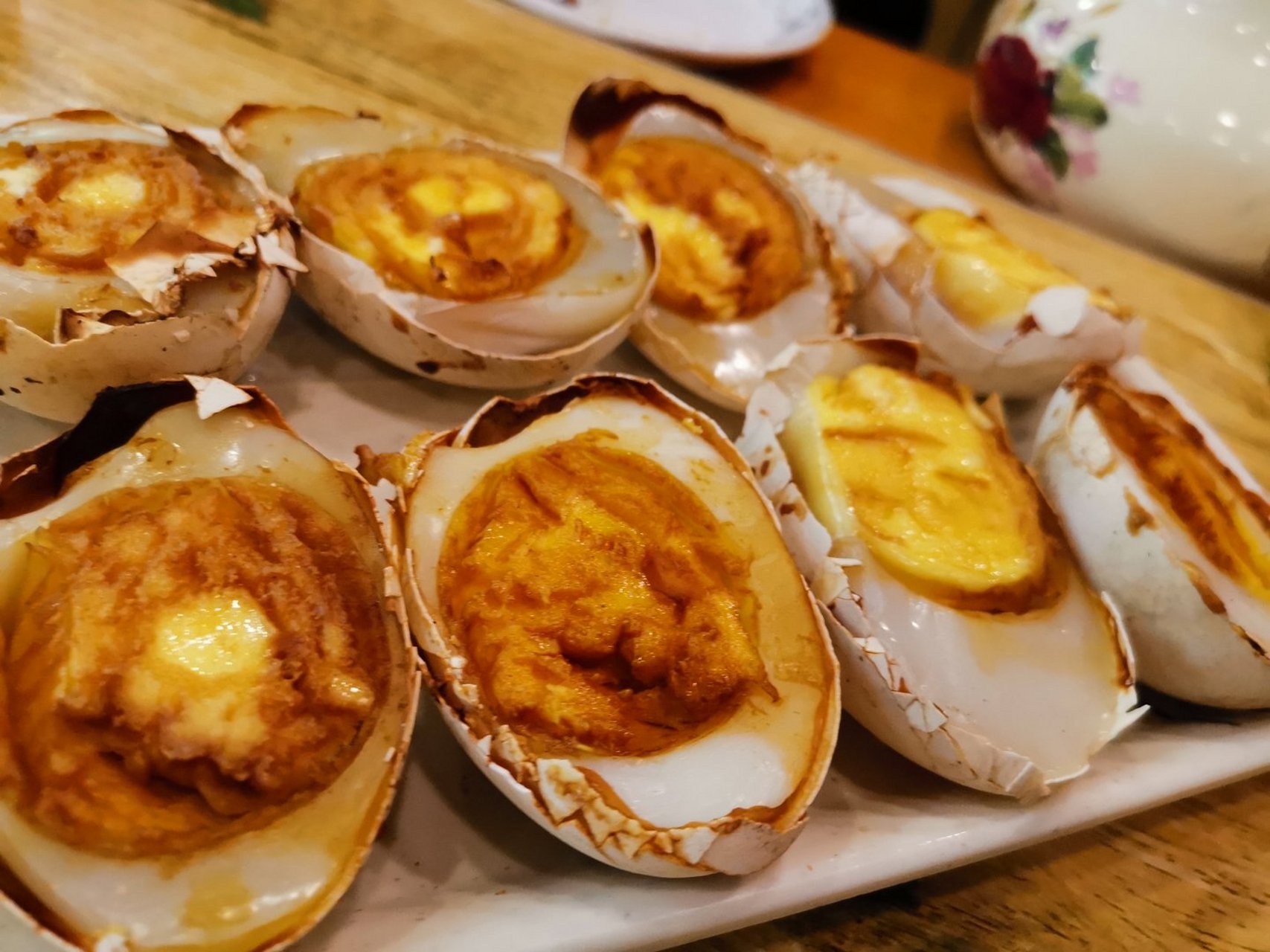 以前在河北白洋淀吃过鹅蛋,但那是淹咸了的,虽然好吃,但不敢多吃,唯恐