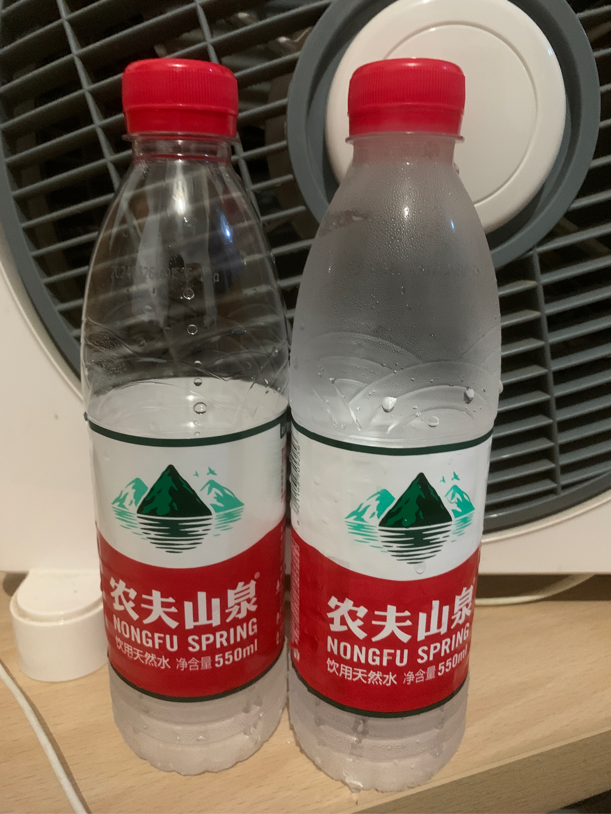 农夫山泉40元一瓶的水图片