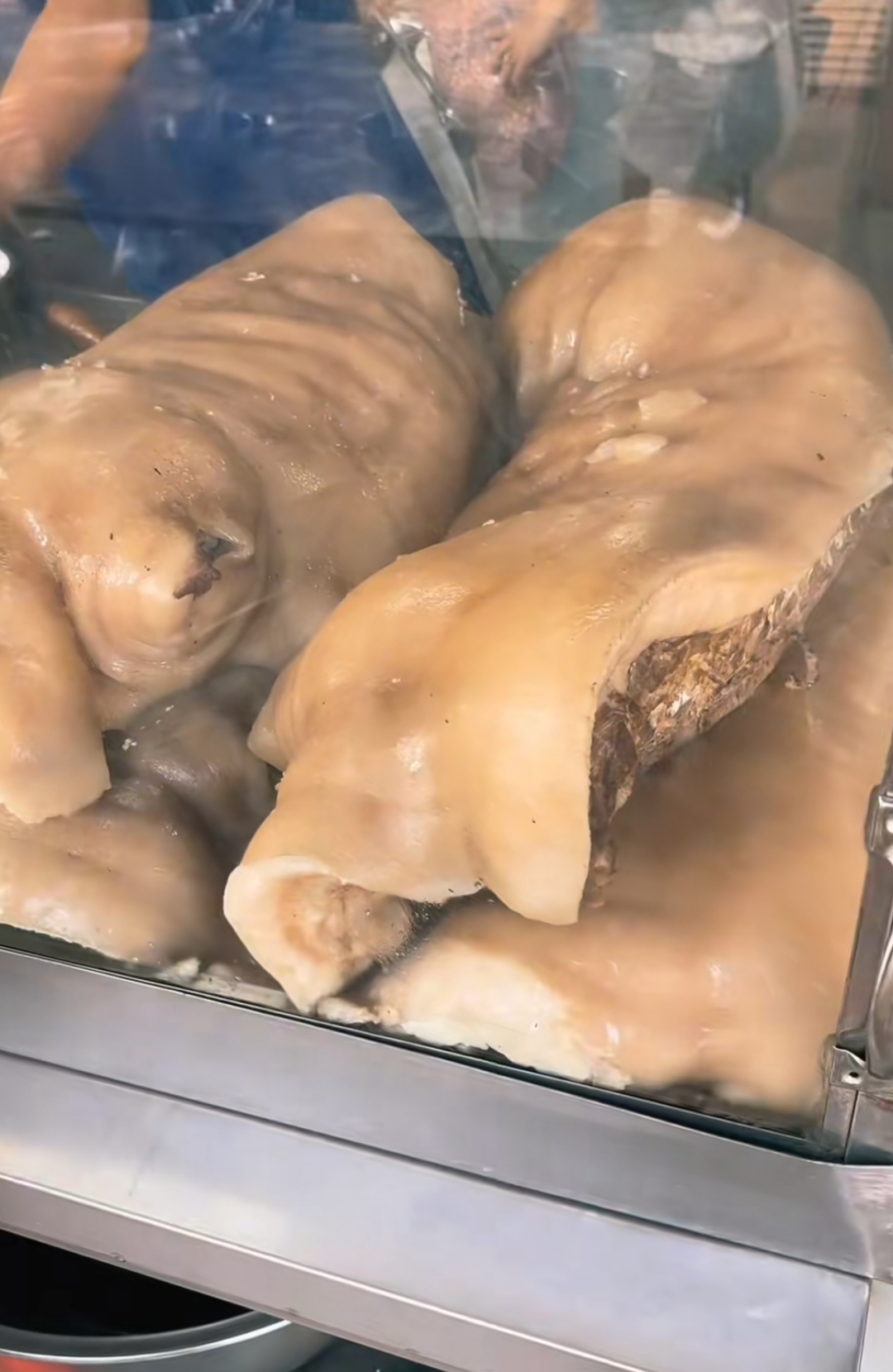 雷州猪仔肉是用乳猪经过高温蒸煮,煮熟之后的猪仔肉皮和肉都很软,看