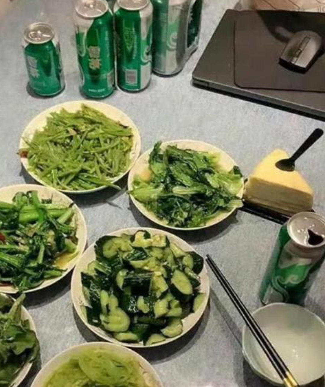 看这一桌子的绿色蔬菜是不是让人眼前一亮?