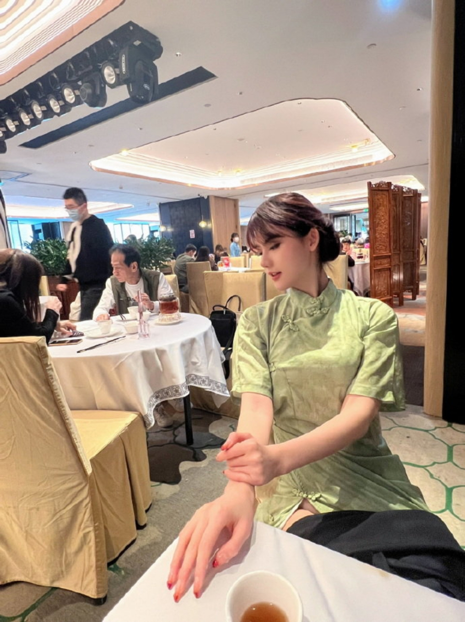 餐厅人还挺多的#网红阿朱