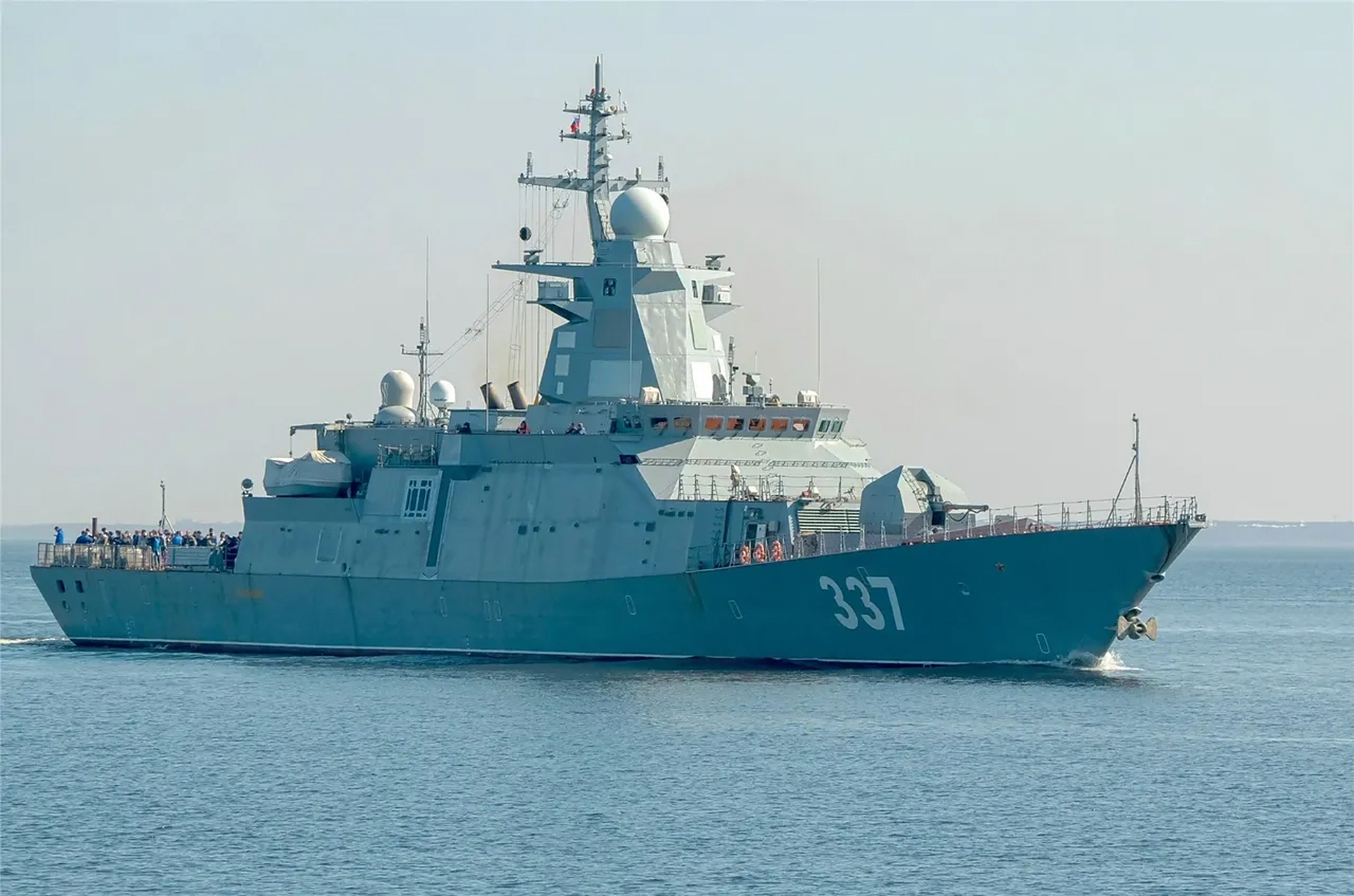 俄罗斯轰鸣级护卫舰,也就是20385级小型护卫舰,长113米,宽14米,标准