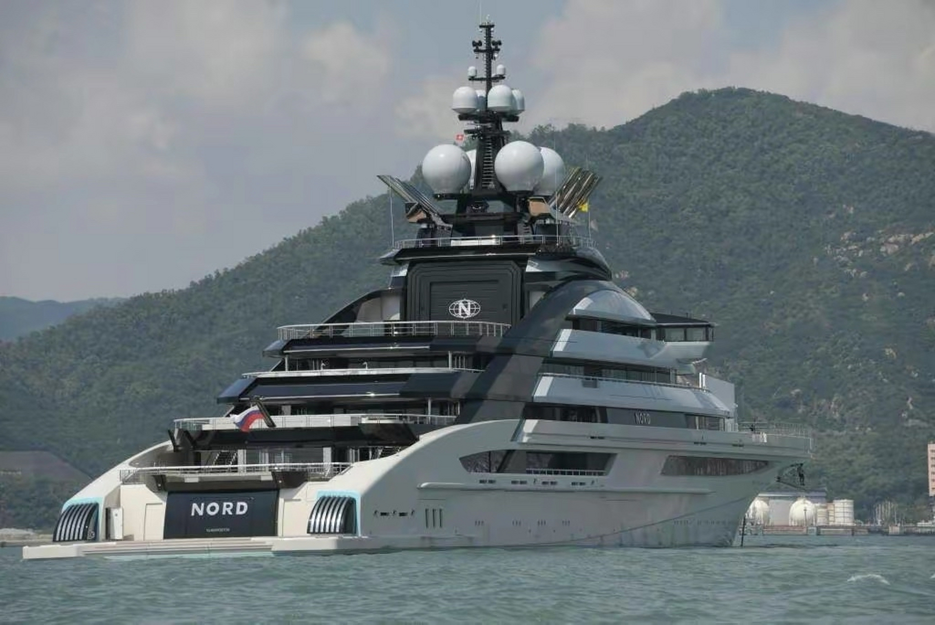 俄罗斯钢铁大亨莫尔达绍夫的豪华游艇nord号返回了海参崴港,从去年