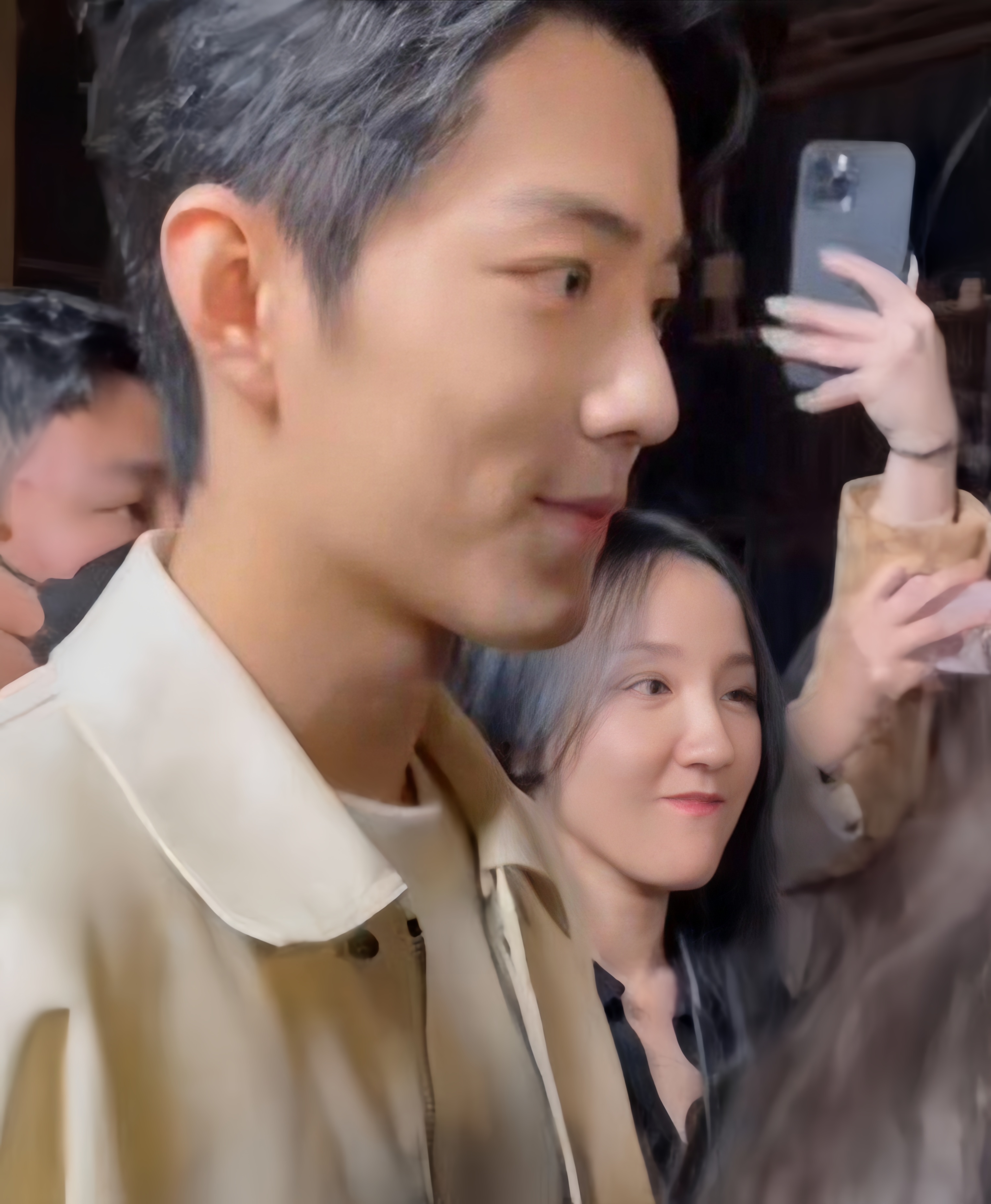 肖战在人群中,仿佛自带光芒,他的笑容温暖的就像阳光一样,让人瞬间