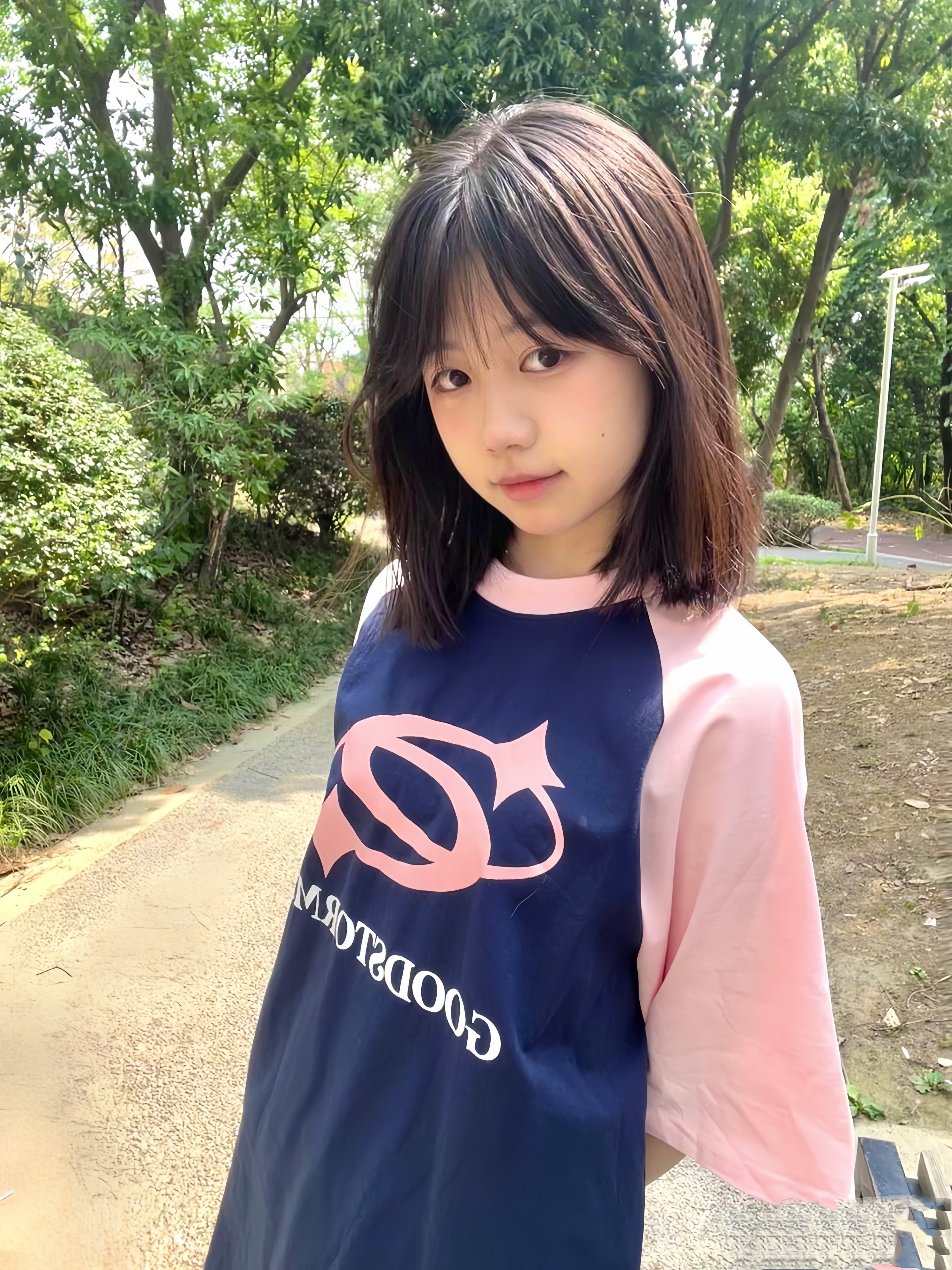 我只是看上去像个小孩子,其实我己经22岁了,是个大姑娘了,我穿这身