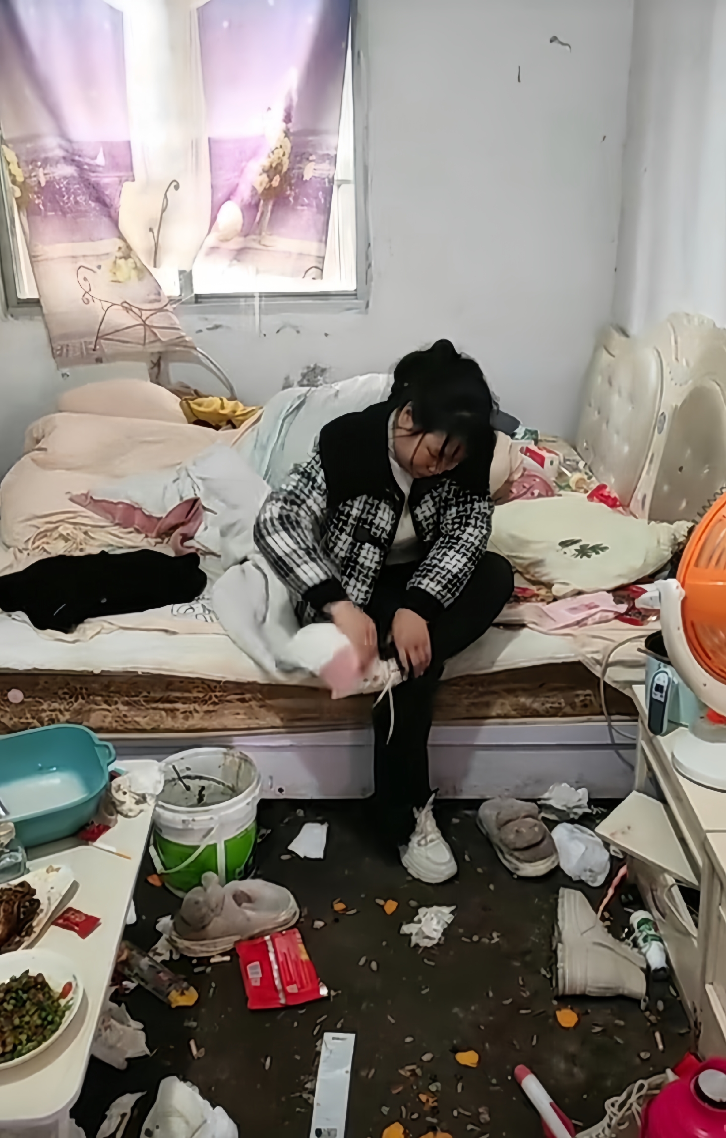 媳妇在家每天都是这样,屋子里又脏又乱从来不收拾,连个下脚的地方都没