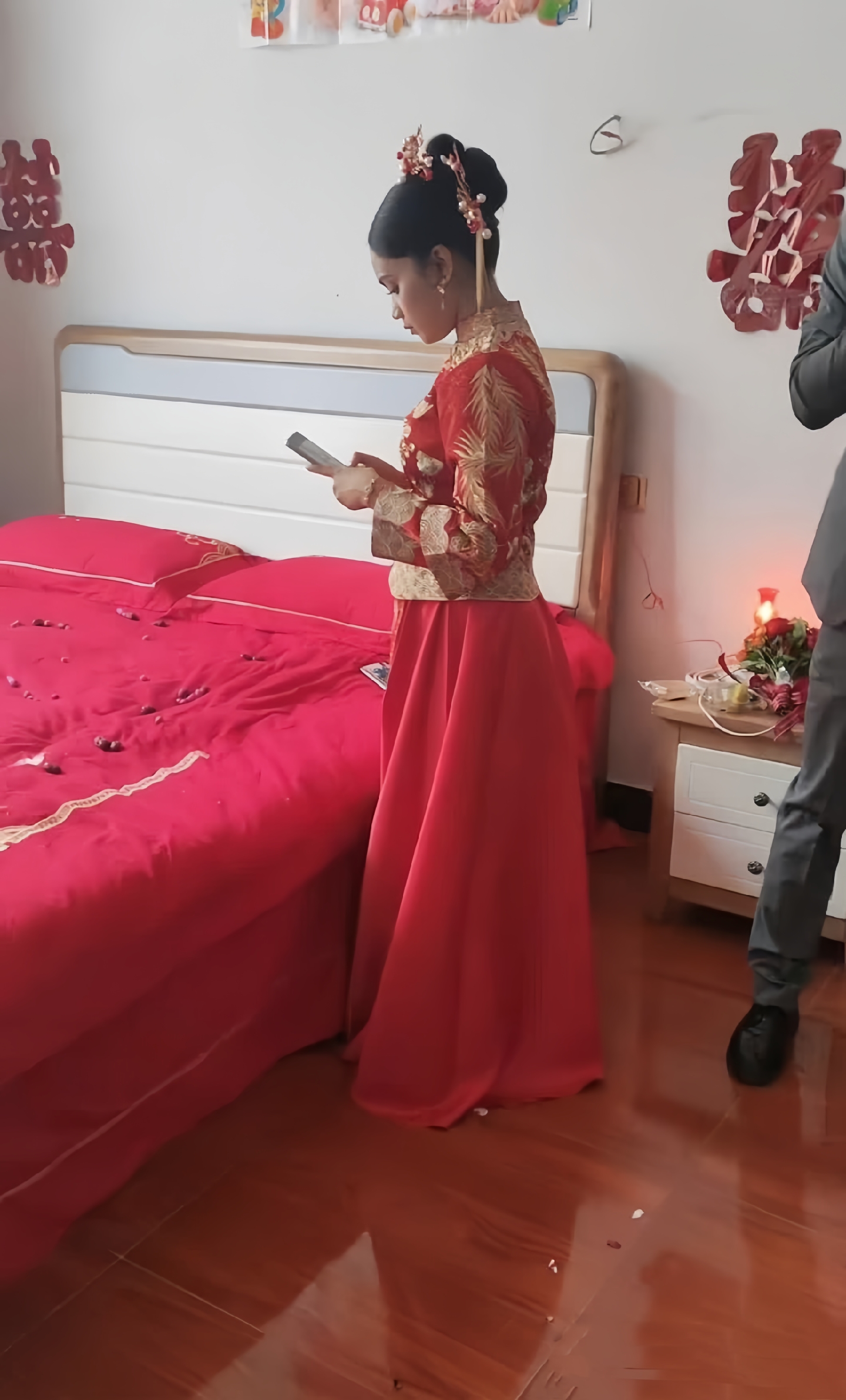 新娘子来自孟买这座城市,从她的脸庞和眼睛就能看出来,她长相俊美