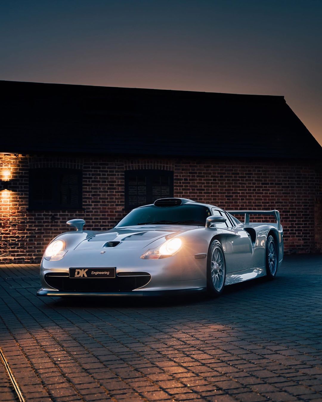 美图欣赏:上世纪三大神车之一,保时捷911 gt1    保时捷911 gt1是一款