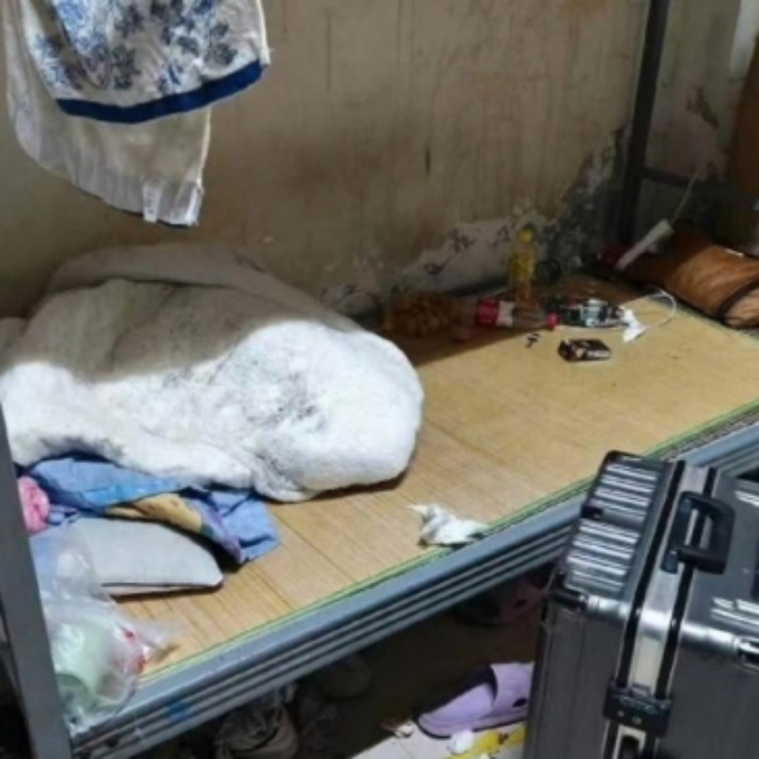 瞧瞧这租屋,脏乱不堪,墙壁还发霉掉石灰,我赶紧清理