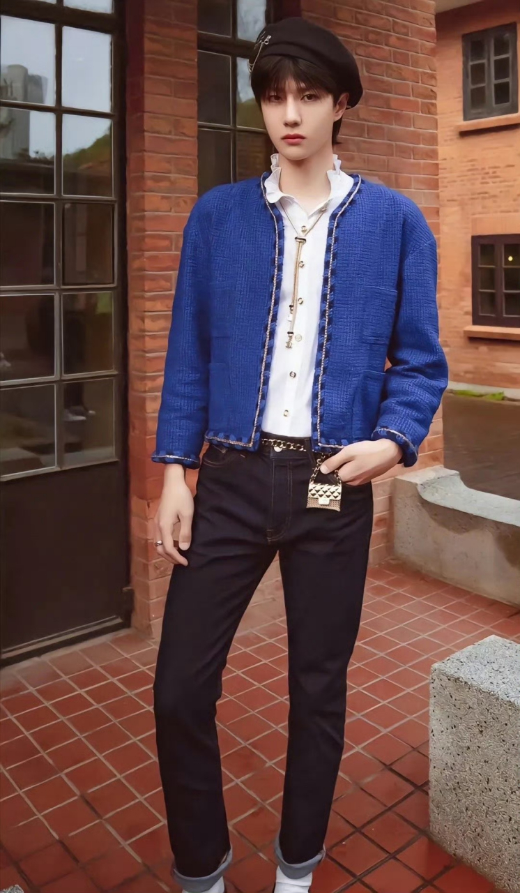 王一博今日份随性出街,格子裤搭配简约黑衫,绿白球鞋点亮整体,站在木