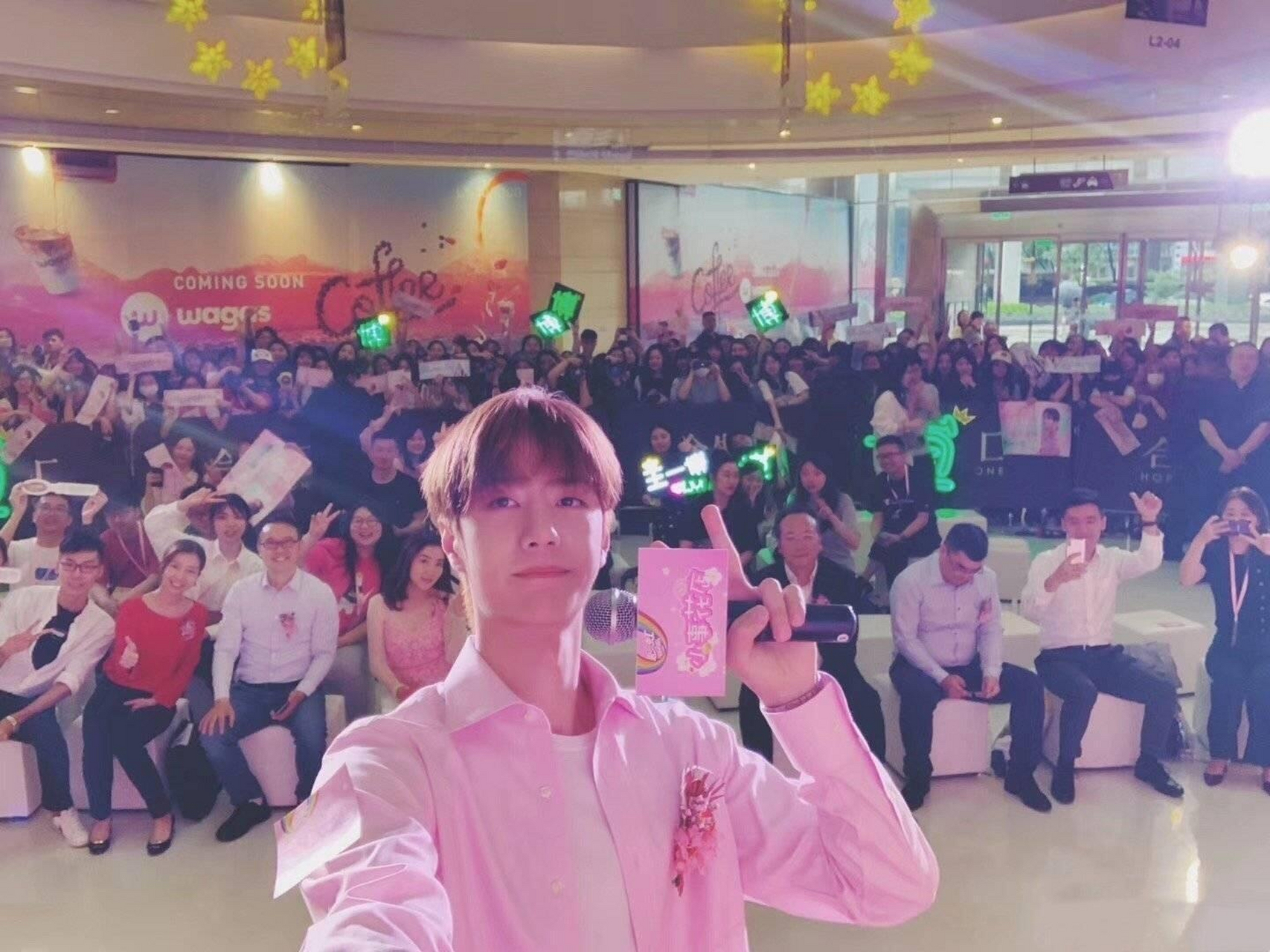 一博与粉丝合影#图文动态同步大赛
