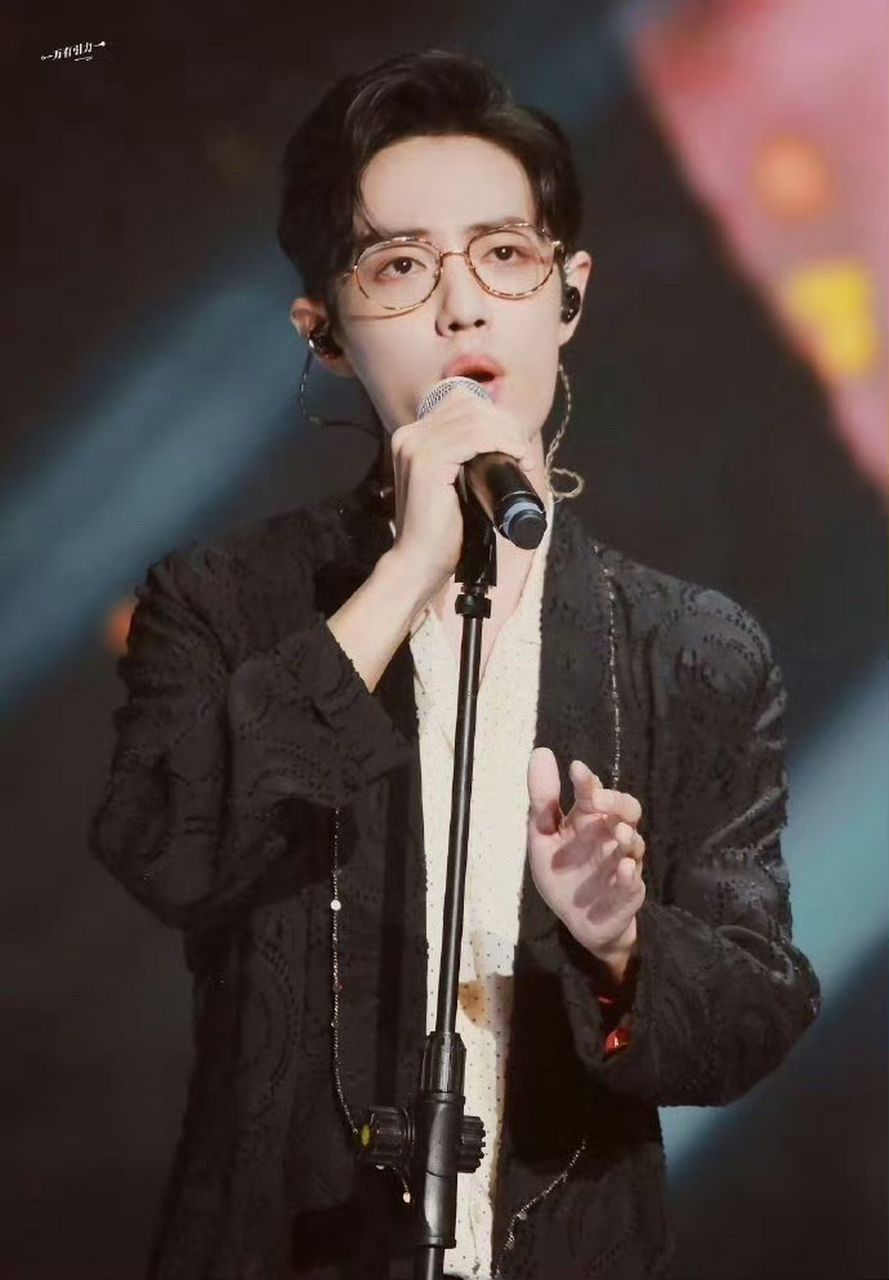 肖战,今夜的舞台全靠你撑,麦克风里全是你的魅力!