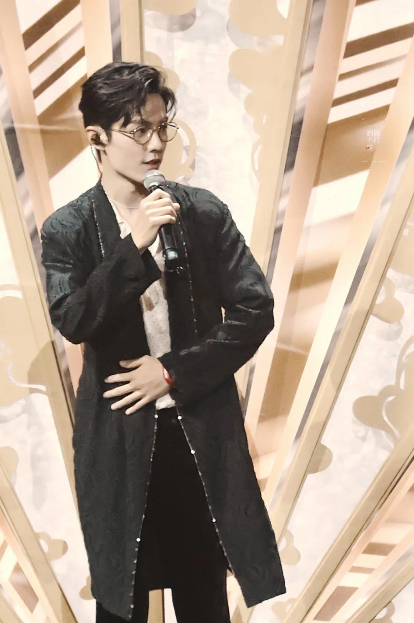 肖战 今晚的舞台,全靠这麦克风撑着!