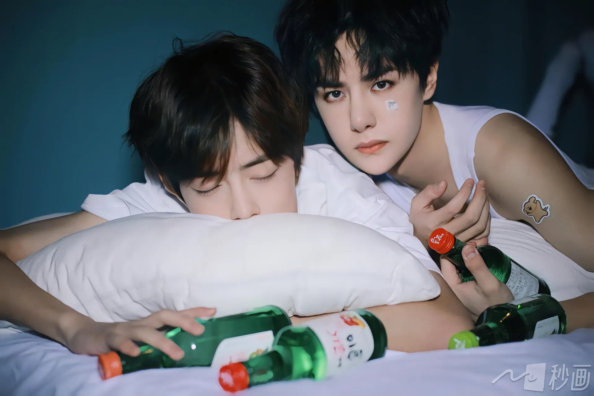 王一博和肖战河边帅气合影,风轻轻吹过,我们的友谊也如这河水般源远流