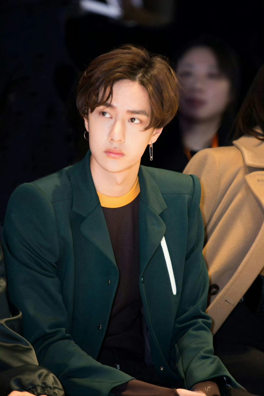 王一博今日份帅气亮相,站在红毯上,手比爱心,对着镜头比耶,心情大好.