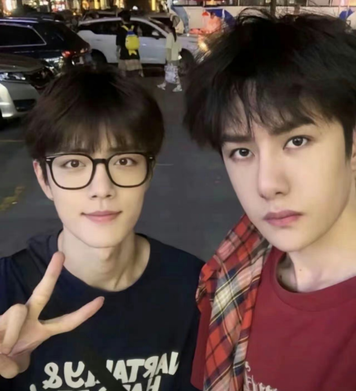 王一博和肖战河边帅气合影,风轻轻吹过,我们的友谊也如这河水般源远流