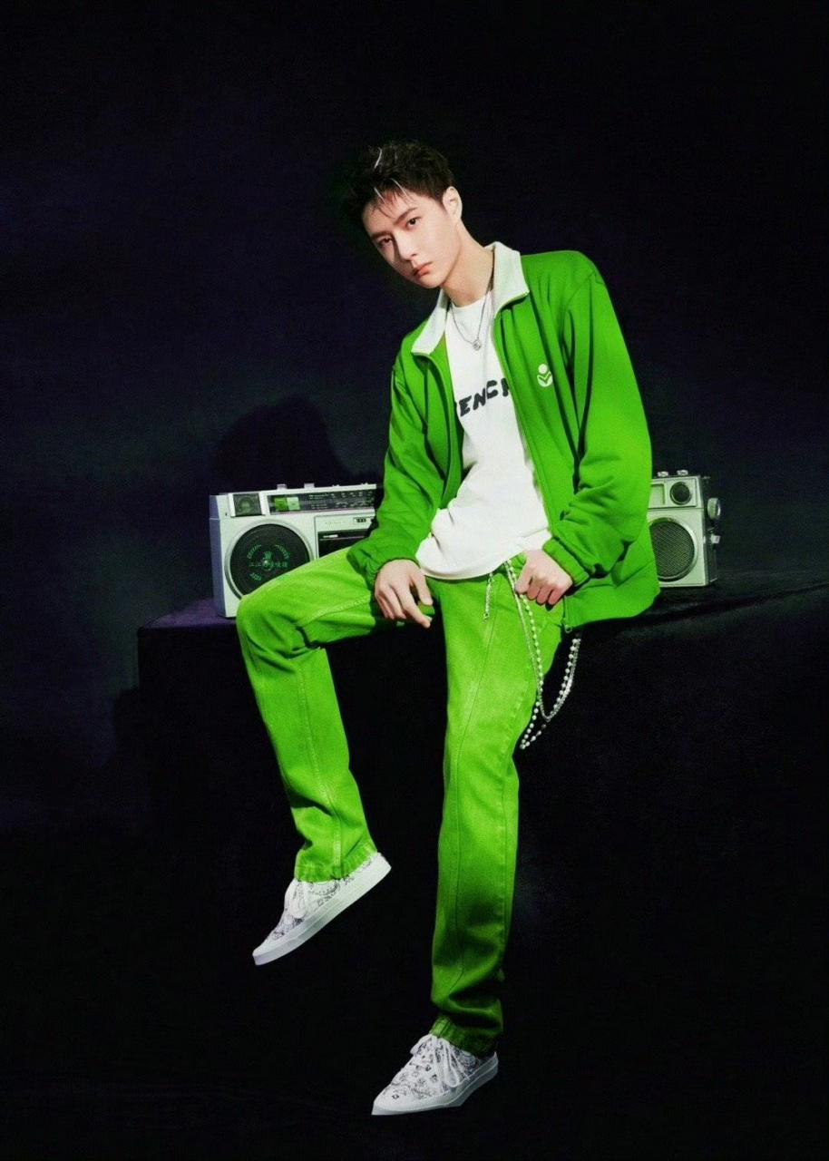 王一博身穿亮绿色外套,坐在高台上,酷帅有型,仿佛在说:"我的地盘我