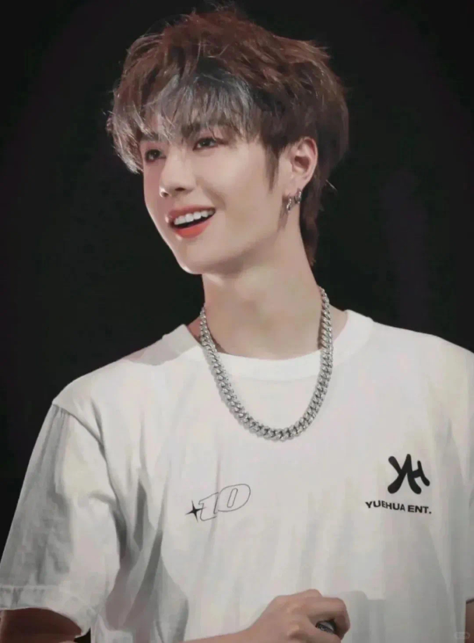 王一博今日份的笑容,yuehua ent.的tee,记录美好生活.