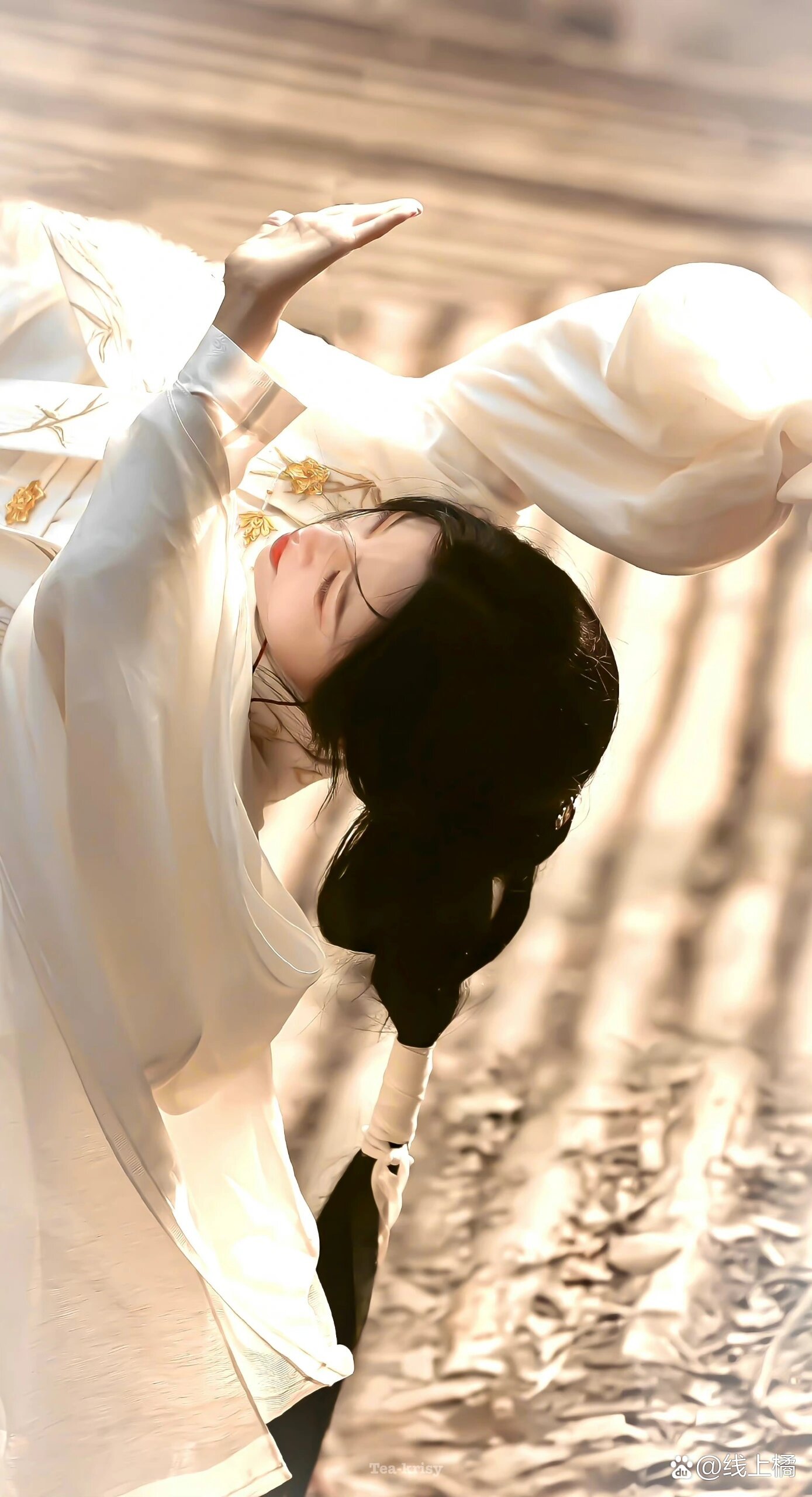 雨中舞剑,衣袂飘飘,仿若仙子下凡来.