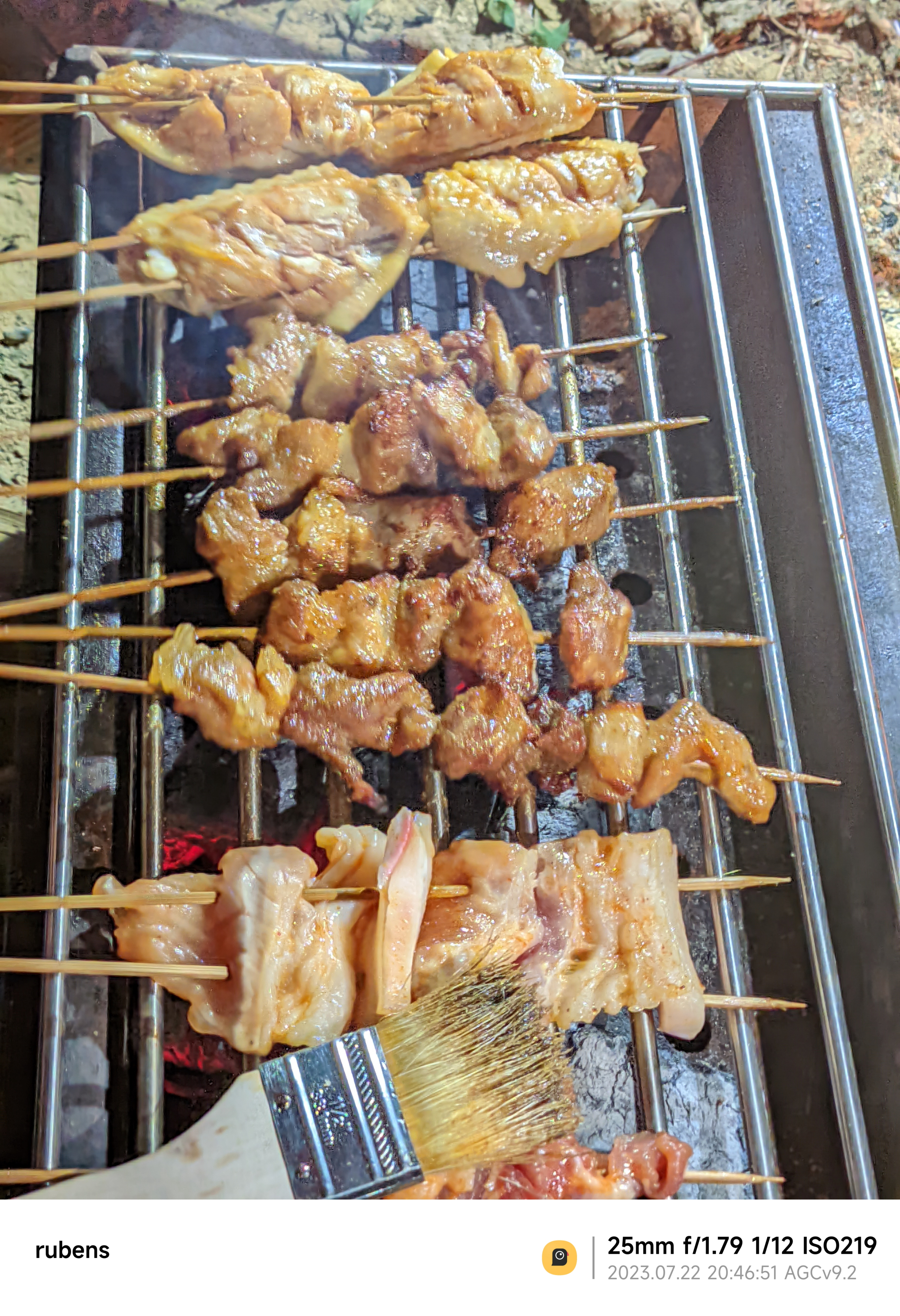 之前和朋友晚上去山上夜间烧烤,火焰照亮了漆黑的夜晚,朋友们围坐一起