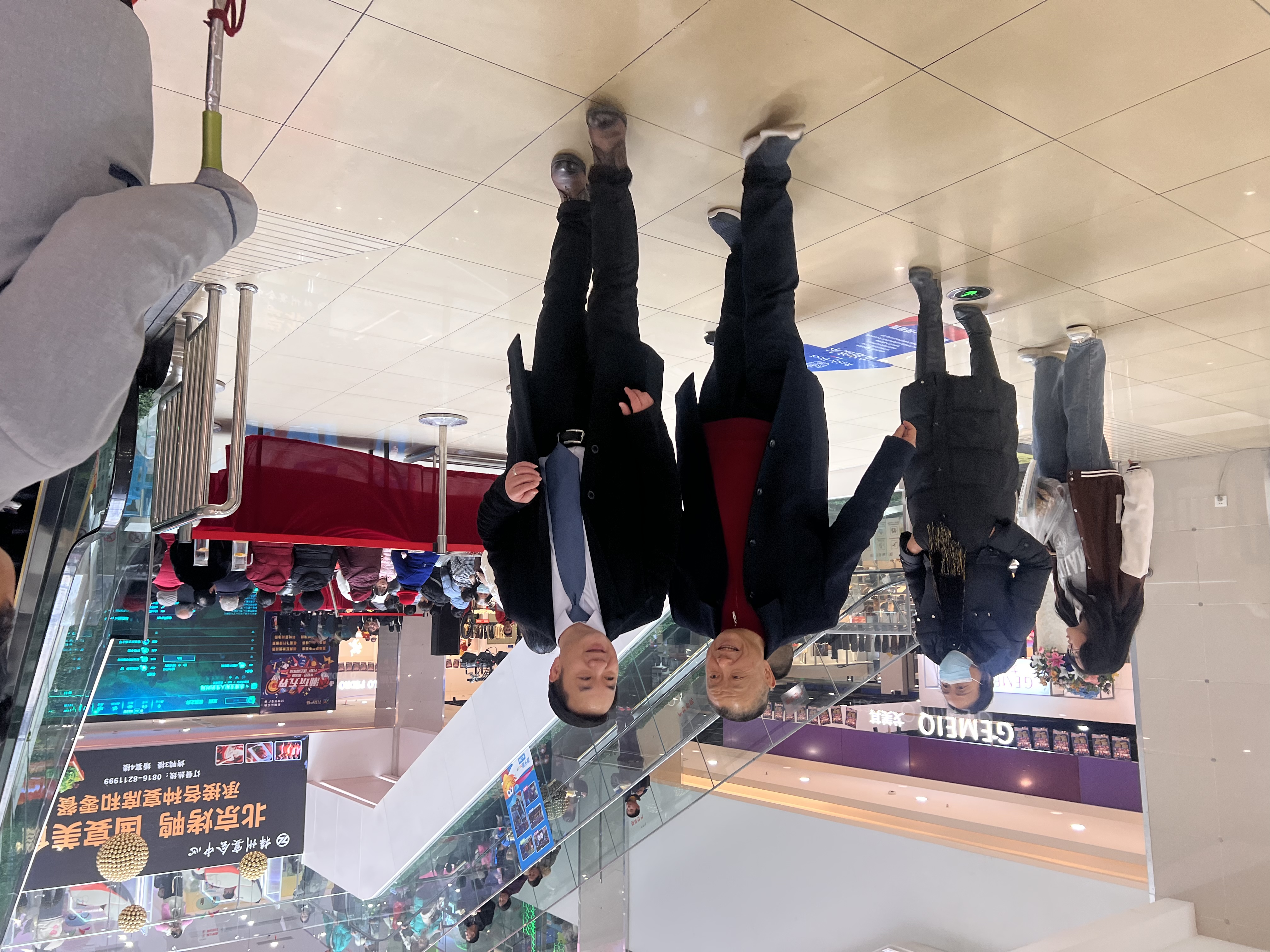 绵阳兴发广场购物中心开业五周年的日子,集团董事长邓德万先生亲临