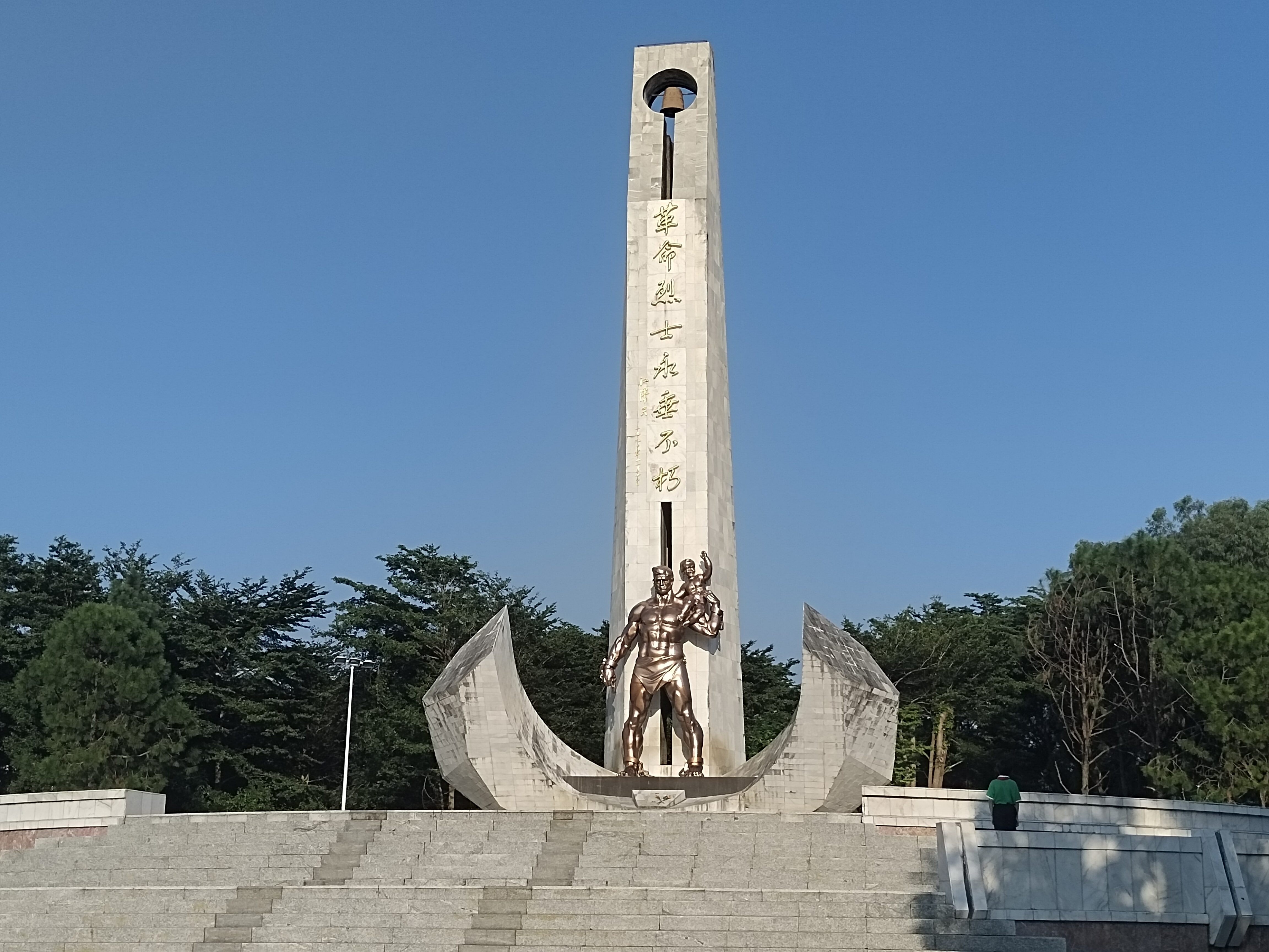 我漫步在公园里,感受着阳光与风的拥抱