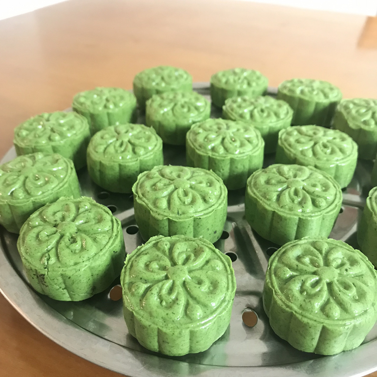 用艾草做的饼子,有没有很好看.[色][色]