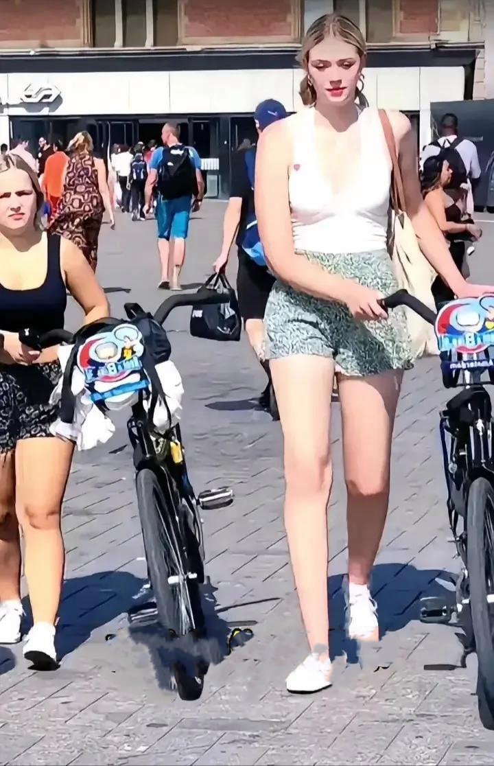荷兰女生的身高放眼全世界也算是独一份,一米八以上的到处都是,而且