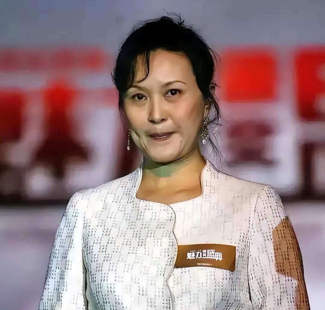 照片捕捉了方舒老师当下的风采,她的身姿虽不再年轻