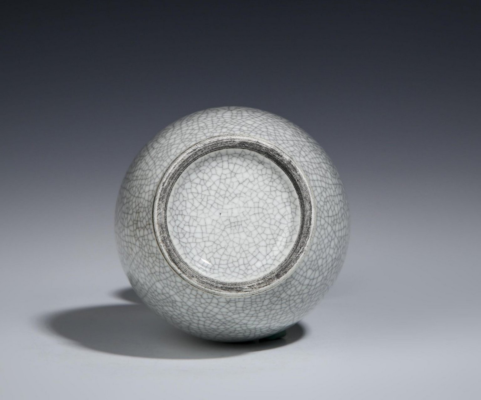 瓷器鉴赏# 此件民国仿哥釉瓶,撇口,束颈,圆腹,圈足,造型敦实大气.