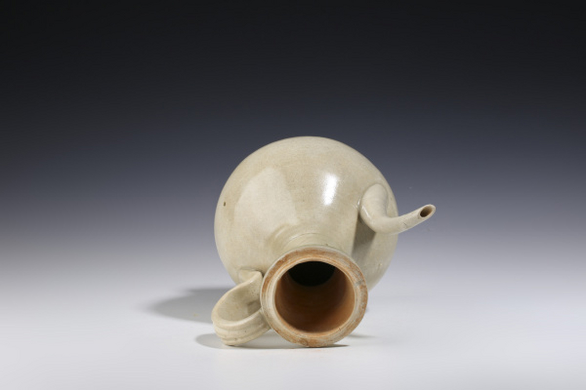 瓷器鉴赏# 此件宋·影青釉执壶,口径7.8cm,通高25.