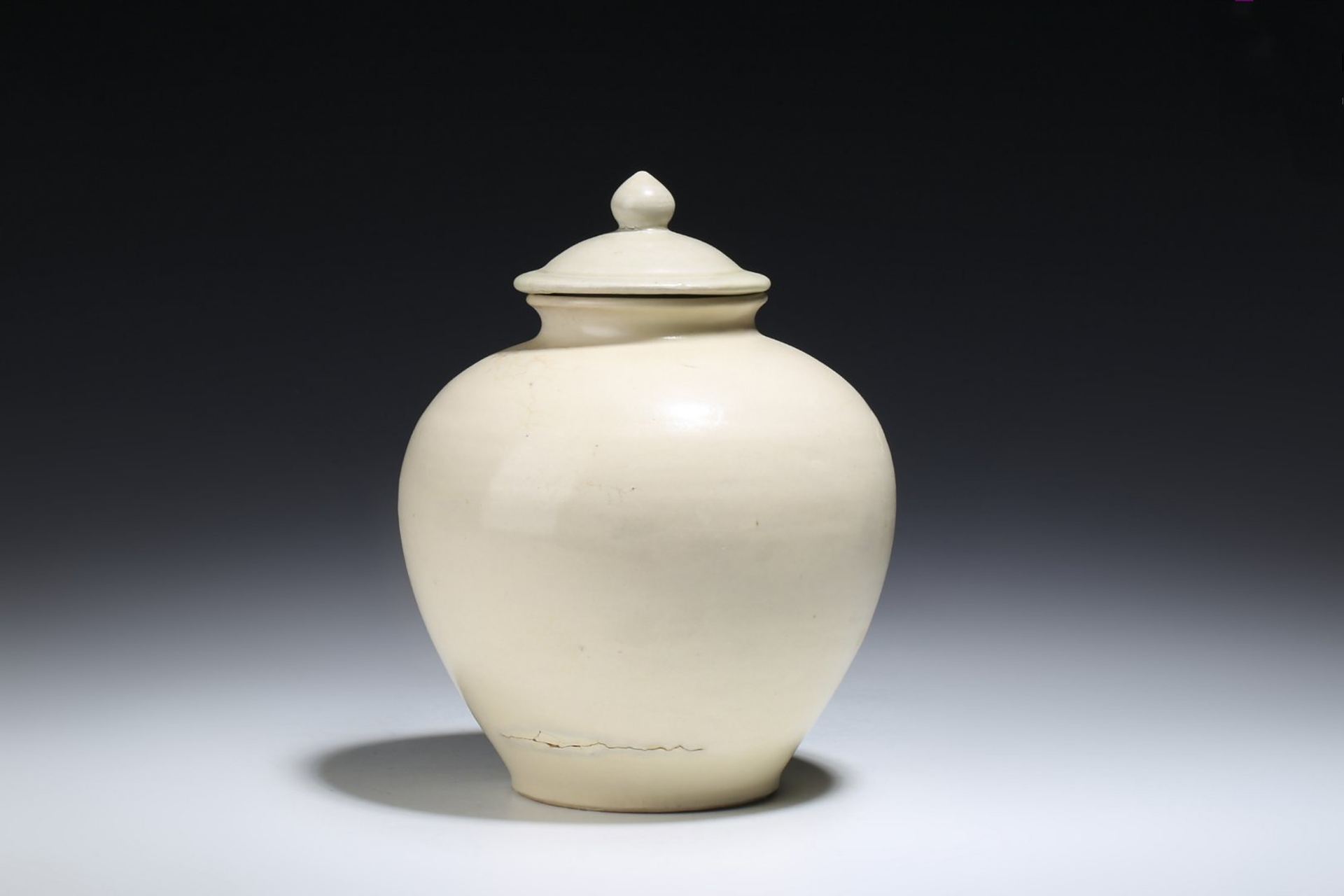 古董艺术品# 此件唐·巩县窑白釉万年盖罐,口径8cm,高20.5cm,底径8.