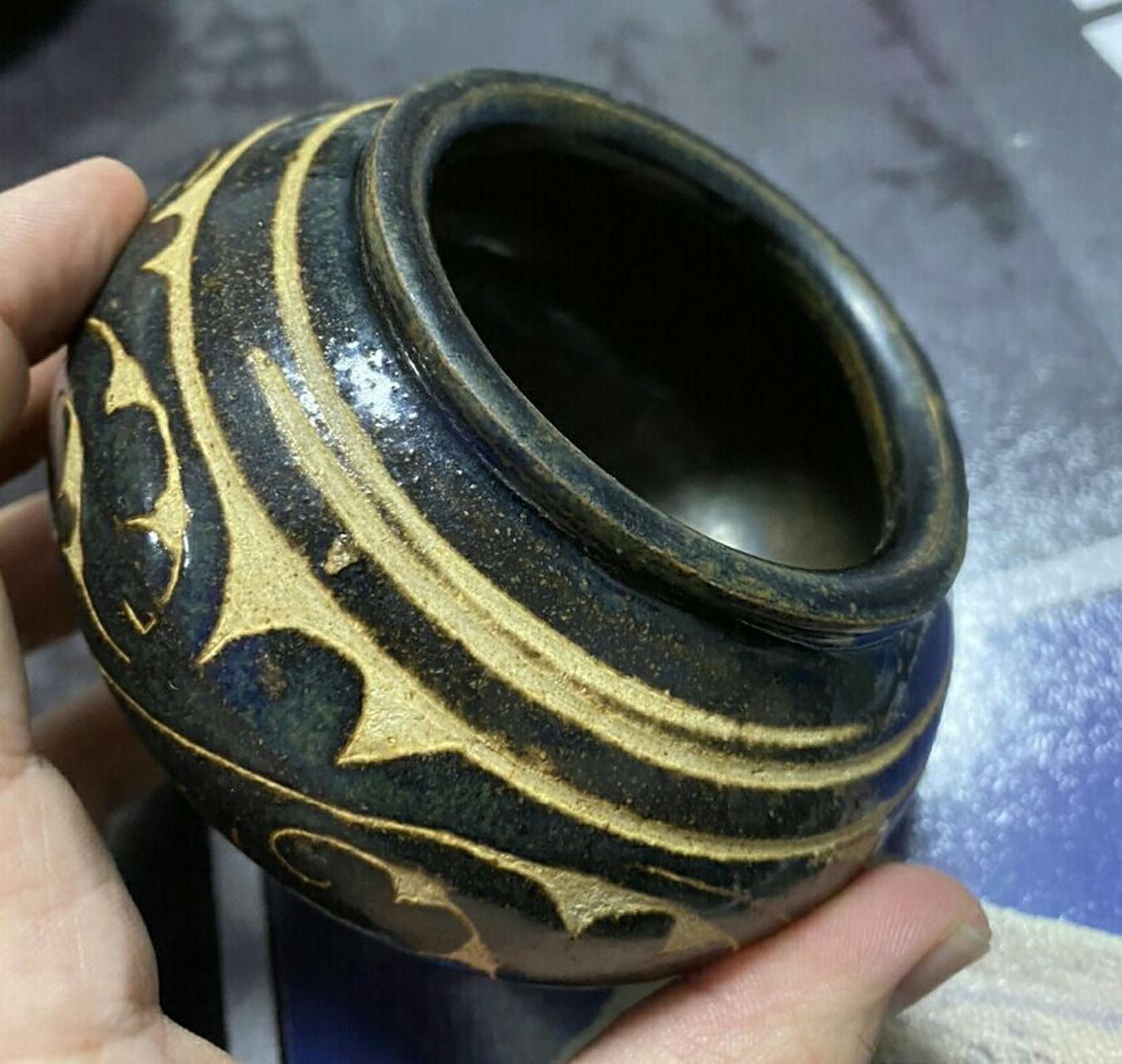 瓷器鉴赏实录#瓷器#  &藏友咨询:浑源窑黑釉剔花罐一个,全品,直径11