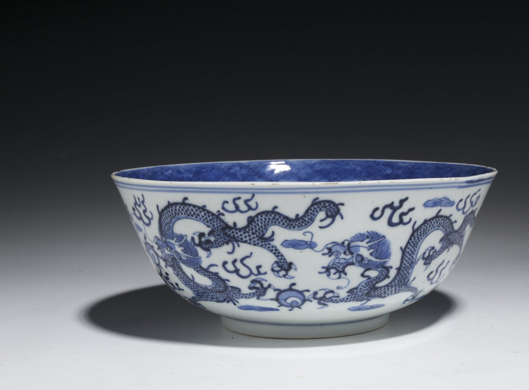 敞口,弧腹,圈足.