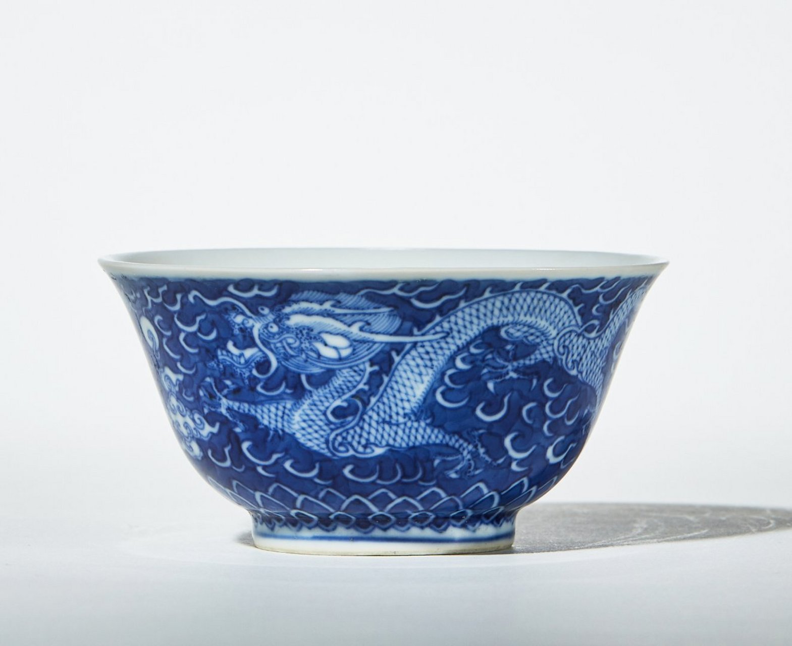 古董艺术品# 清同治·青花地留白龙纹小碗,品相基本良好,撇口,深桓构