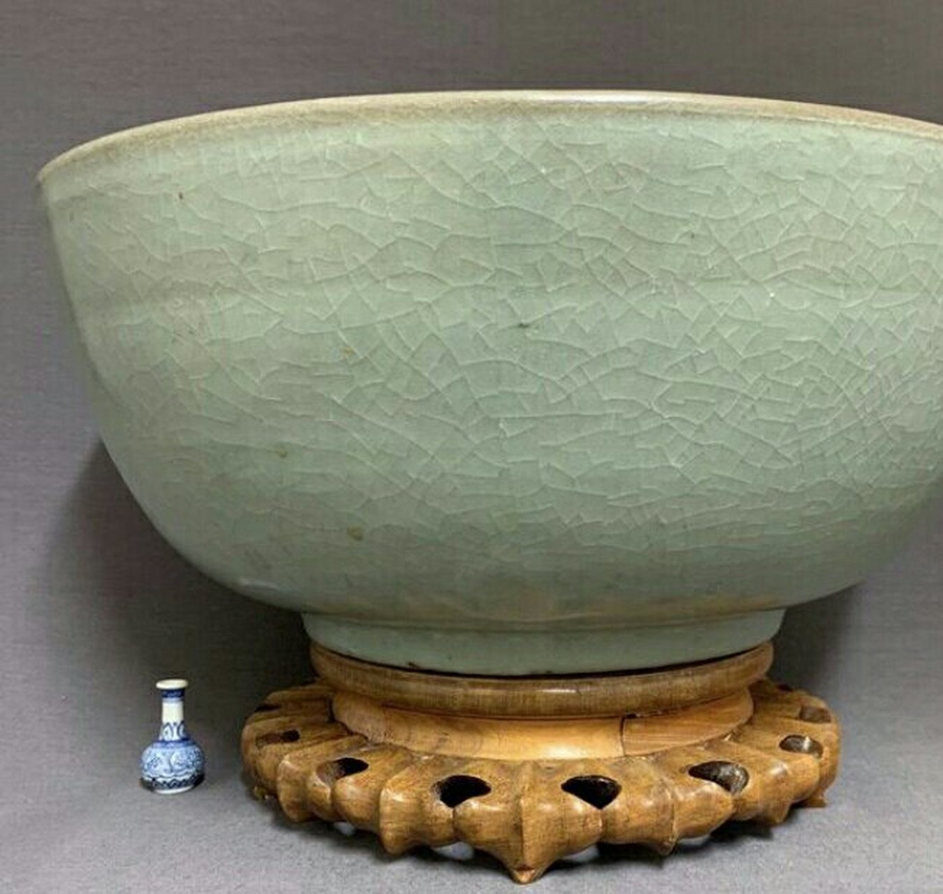 瓷器鉴定# &藏友咨询: 老师好, 青釉碗口径35公分,请老师断代估价.