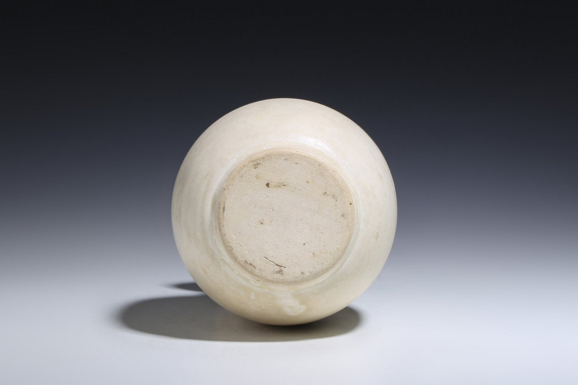 古董艺术品# #瓷器鉴赏# 此件唐·巩县窑白釉执壶,口径8.8cm,高18.