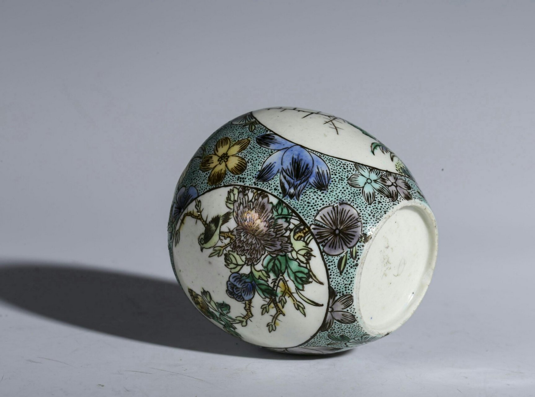 瓷器鉴赏#  此件晚清民国素三彩开窗花鸟纹罐,直口,短颈,丰肩,敛腹