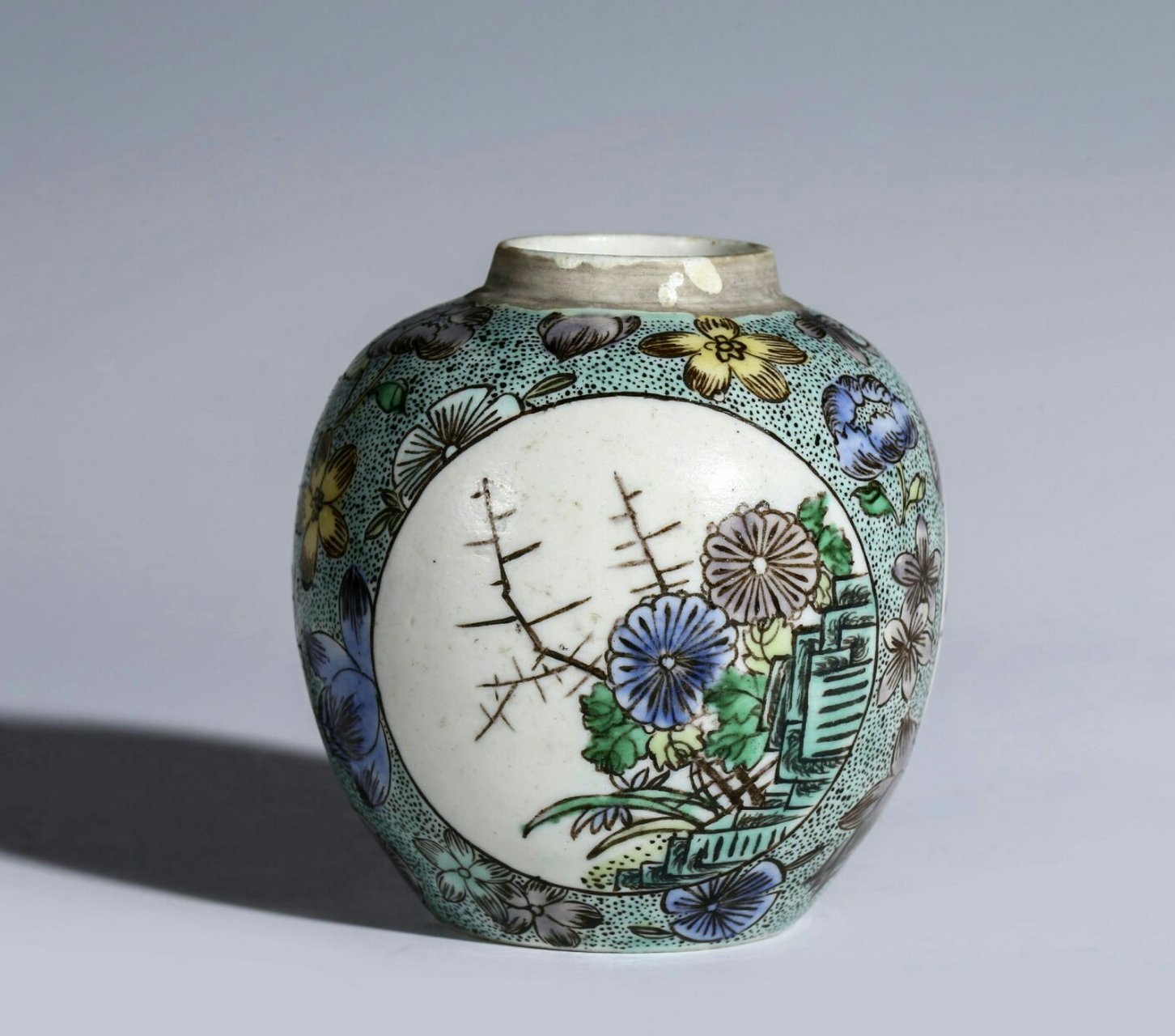 瓷器鉴赏#  此件晚清民国素三彩开窗花鸟纹罐,直口,短颈,丰肩,敛腹