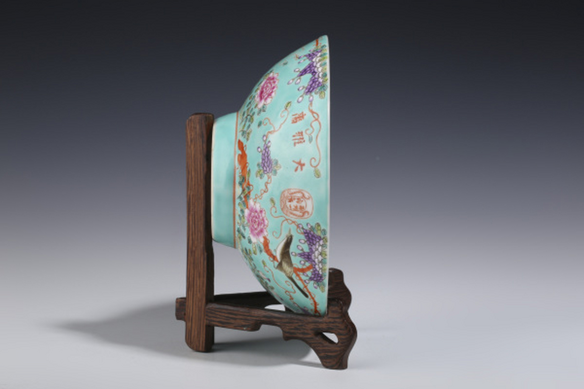 瓷器鉴赏# #古董艺术品# 此件民国·大雅斋风格绿地粉彩花鸟纹碗