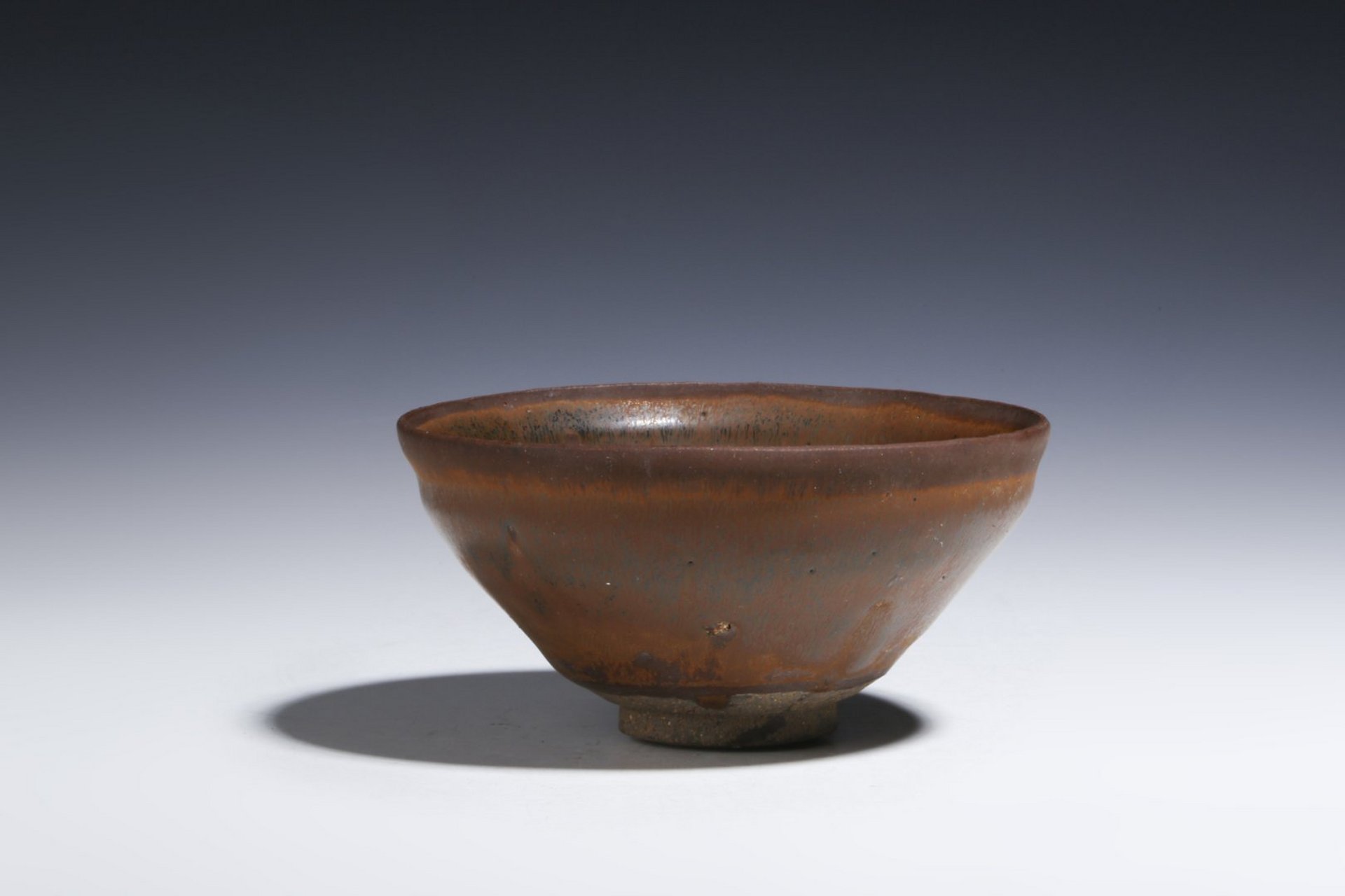 古董艺术品# #瓷器鉴赏# 此件宋建窑柿红釉束口盏,口径12cm,高6.