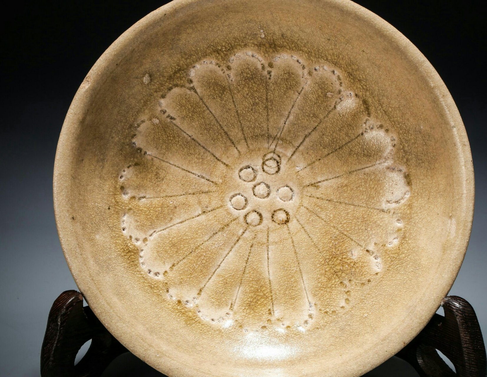 瓷器鉴赏# 此件唐·海棠花青瓷盘,口径12.