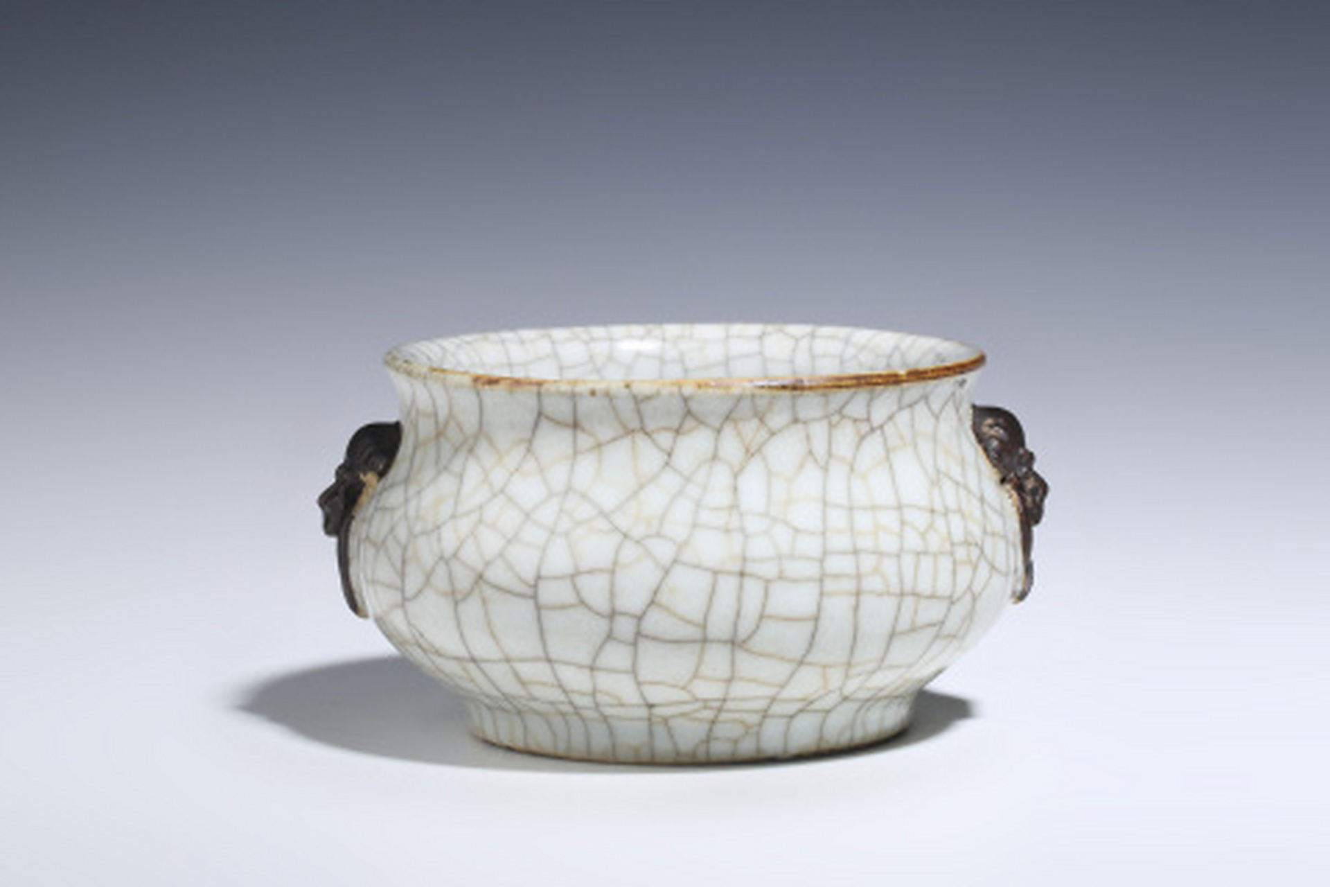 古董艺术品# #瓷器鉴赏# 此件清中·哥釉兽耳香炉,口径10.5cm,高6.