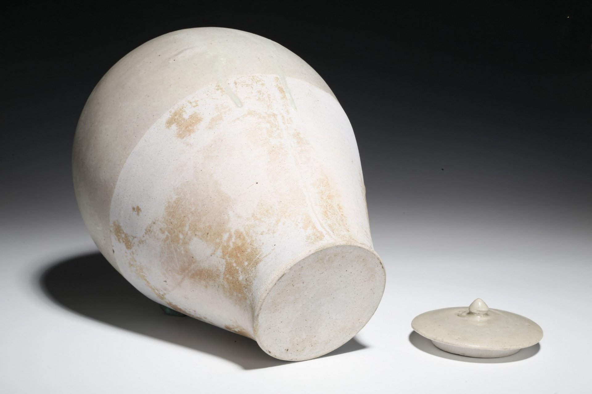 古董艺术品# #瓷器鉴赏# 此件唐·巩县窑青瓷盖罐,口径7cm,高28.